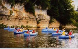 le cano en famille le long des des rochers