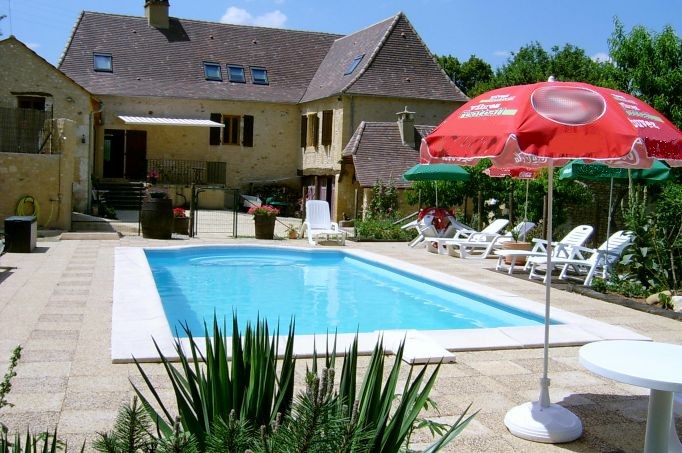 Le logis depuis la piscine