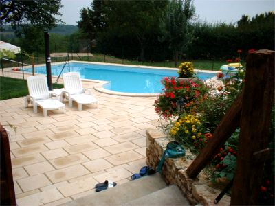 la piscine vue depuis la terrasse