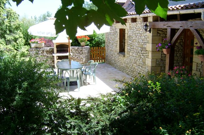 Le salon de jardin � l'entr�e du g�te de vacances
